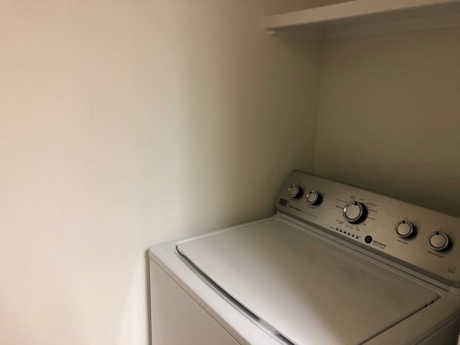 Building Photo - Great Close-In Condo