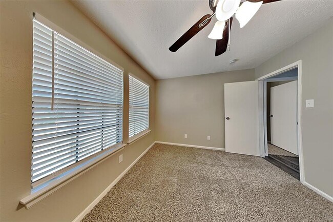 Building Photo - 2818 Silver Falls Dr