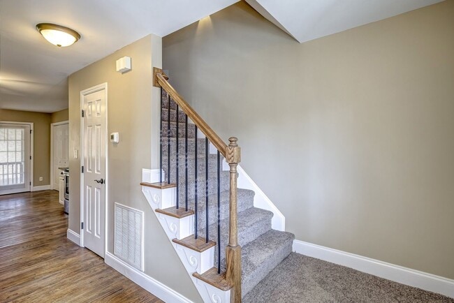 Building Photo - 3 Bedroom Home with Large Fenced in Yard, 2 Car Garage & Bonus Room!
