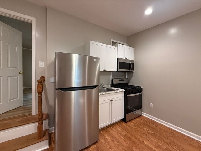 Building Photo - CHARMING COTTAGE IN NORMALTOWN AVAILABLE AUGUST 2026!