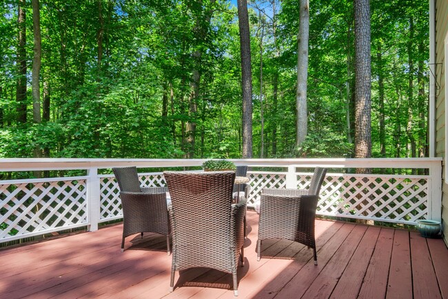 Building Photo - Beautifully Refreshed 4 Bedroom 3 Bath Col...