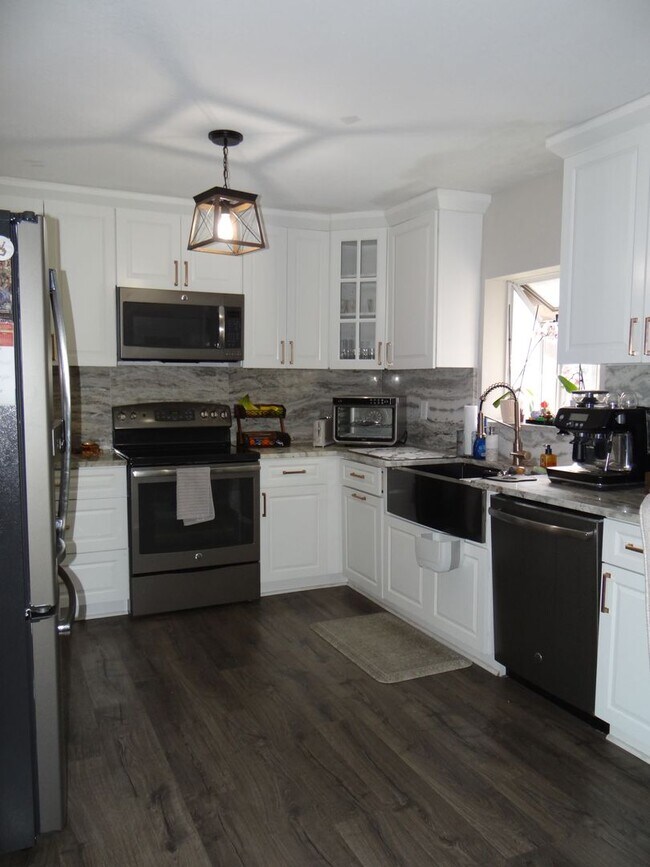 Building Photo - Charming 3-Bed, 2-Bath Pool Home in Desirable Winter Springs