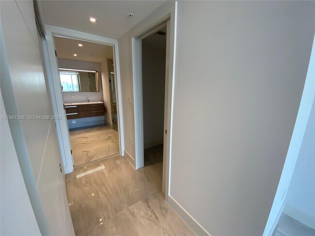 Building Photo - 9521 E Bay Harbor Dr