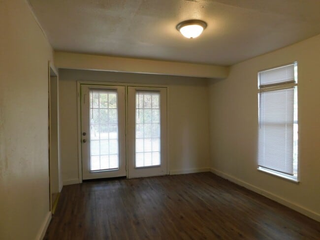 Building Photo - Charming 3 Bed 2 House