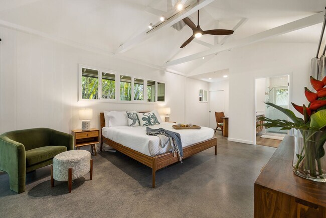 Building Photo - Large 6 Bedroom/5 Bathroom Home on Quiet Kailua Private Lane with Heated Pool and Spa Available 8...