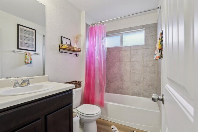 Building Photo - "Charming 3-Bedroom Haven with Granite Elegance in San Antonio!"