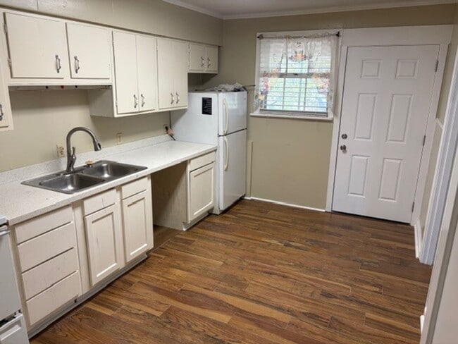 Building Photo - Updated 2 Bedroom Apartment near LSUS!