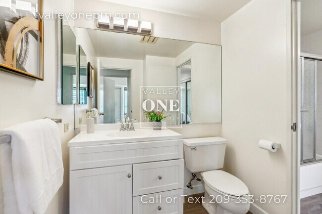 Building Photo - Fully Furnished Condo With Panoramic San Francisco Bay Views and Unbeatable Amenities