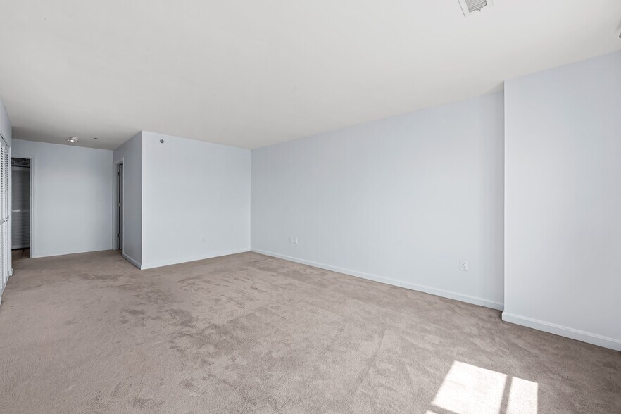 Building Photo - 2702 Lighthouse Pt E