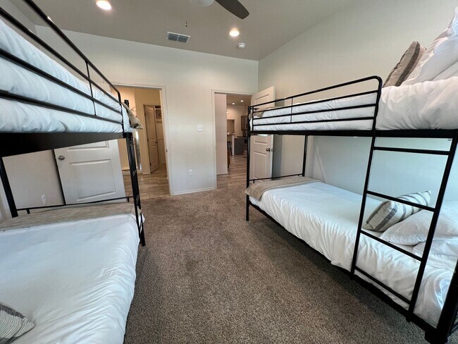 Building Photo - 2Bed/ 2Bath Available MAY- in Lubbock cooper ISD!