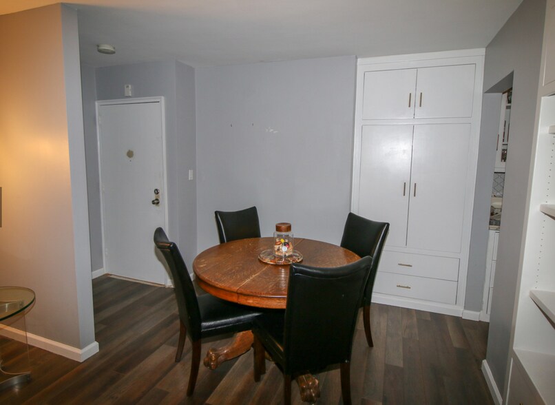 Building Photo - 18 The Cres