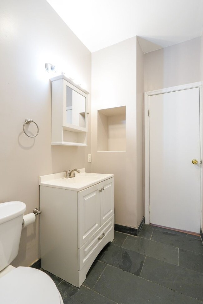 Building Photo - Amazing 1st fl Apt with private entrance and w/d