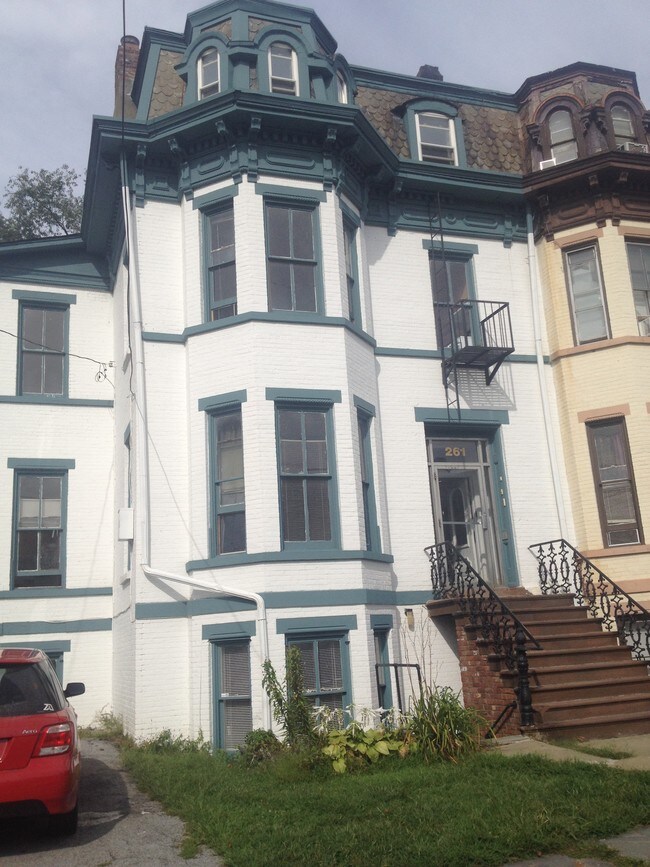 Building Photo - 261 Grand St
