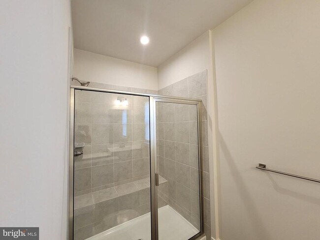 Building Photo - 8667 Shady Pines Dr