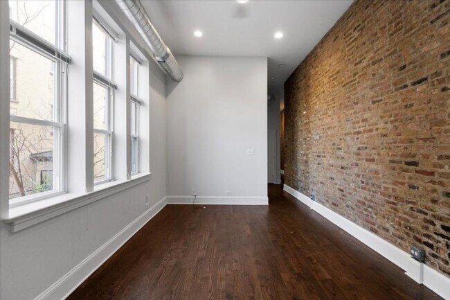 Building Photo - 3 bedroom in Chicago IL 60616