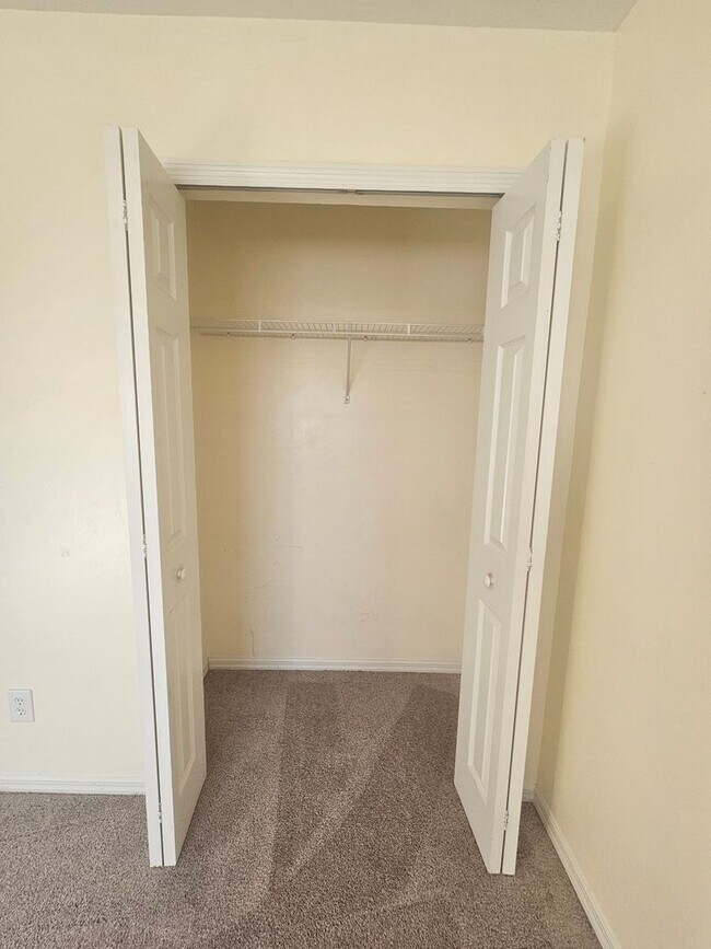 Building Photo - 3/2/2 Annual Rental Available!!