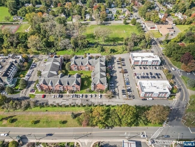 Building Photo - 1109 Tenakill Park W