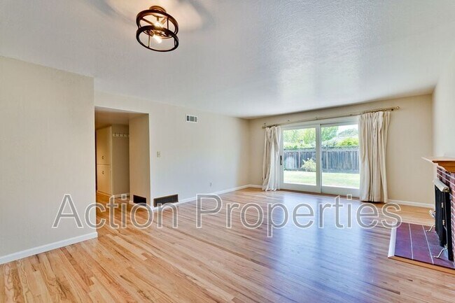Building Photo - 834 Orange Ave