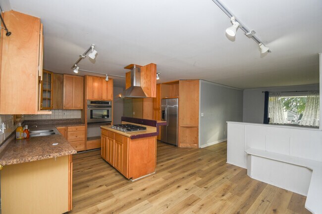 Building Photo - 1107 Hilltop Blvd