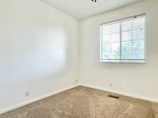 Building Photo - Lovely Sandy Home in Well Kept Neighborhood!