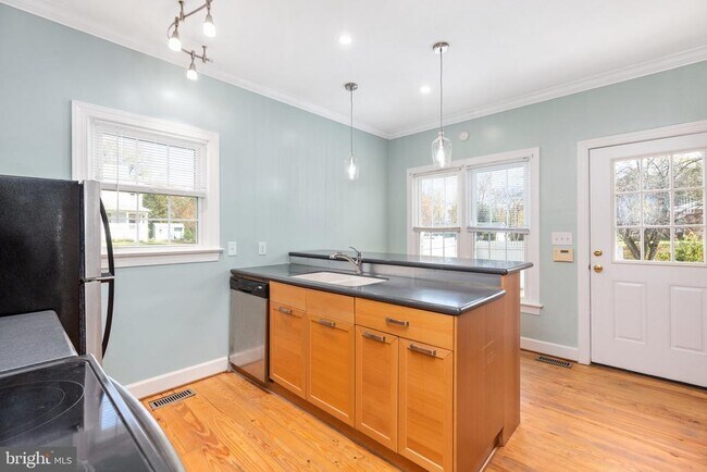 Building Photo - 1445 Heatherstone Dr