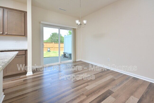 Building Photo - 409 Vassar Dr