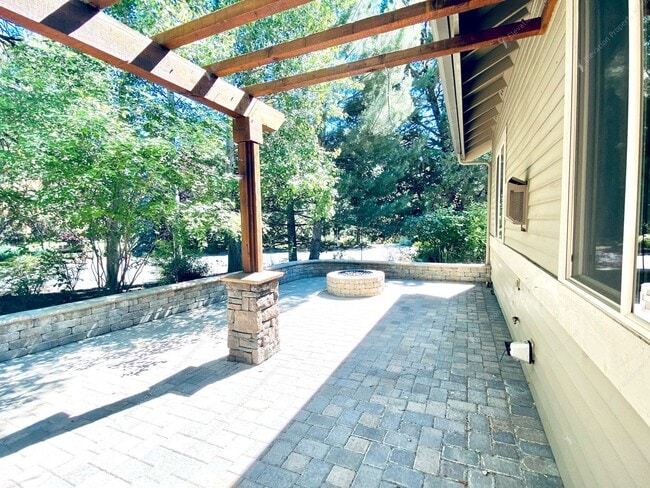 Building Photo - Experience Luxury Living in Broken Top wit...