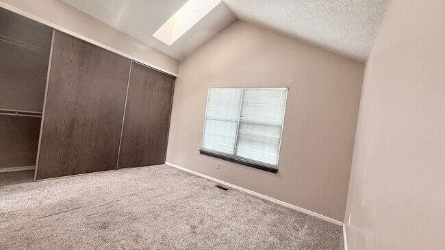 Building Photo - Charming 2 Bedroom Nestled in Discovery at...