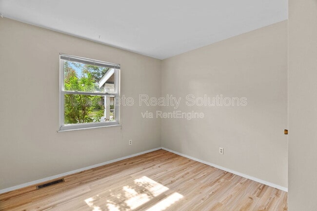 Building Photo - 561 Golfwood Dr