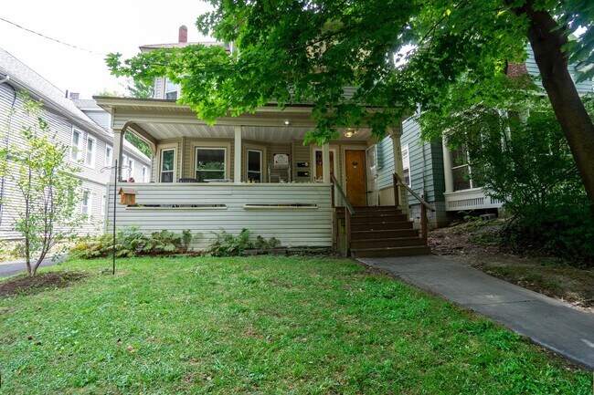 Building Photo - 689 Allen St