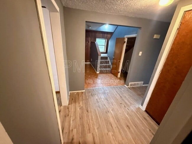 Building Photo - 221 W Way St