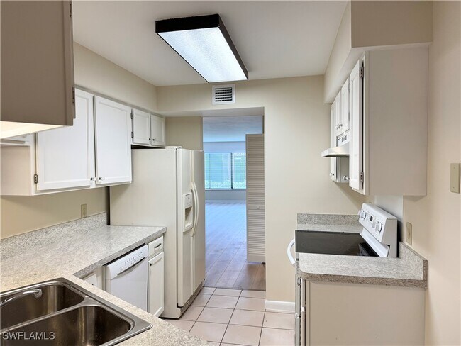 Building Photo - 124 Cypress Way E