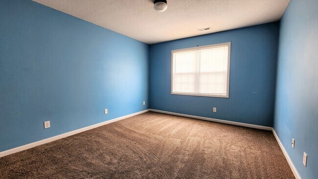 Building Photo - Beautiful 3 bed 2 1/2 bath townhome in a g...
