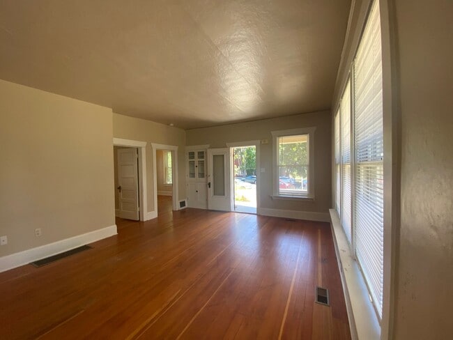 Building Photo - 216 6th St