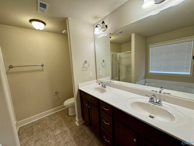 Building Photo - 102 Silvermoon Ln