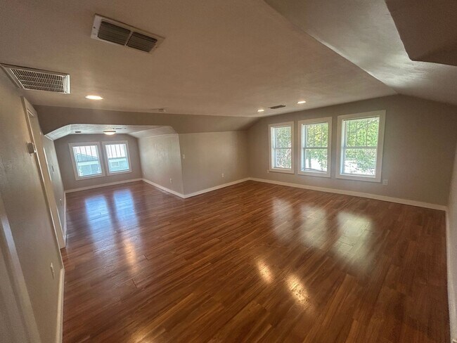Building Photo - 5309 N Seminole Ave