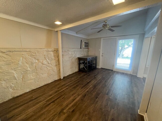 Building Photo - ((FREE RENT)) Cozy 1 Bedroom 1 Bath  Downs...