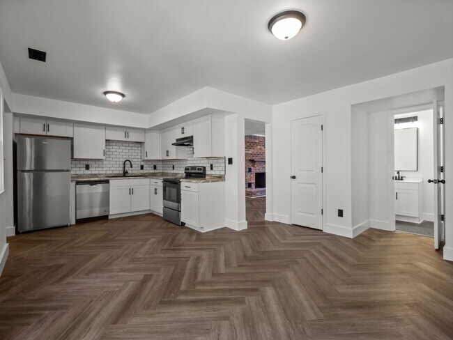 Building Photo - 635 Myrtlewood Cir