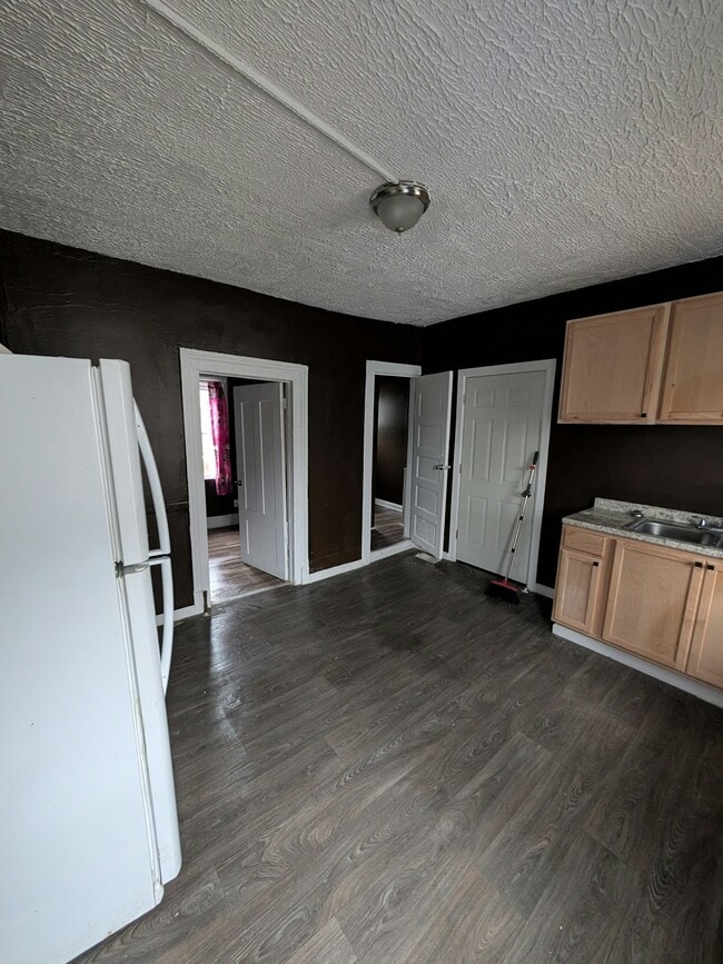 Building Photo - 1169 E 60th St