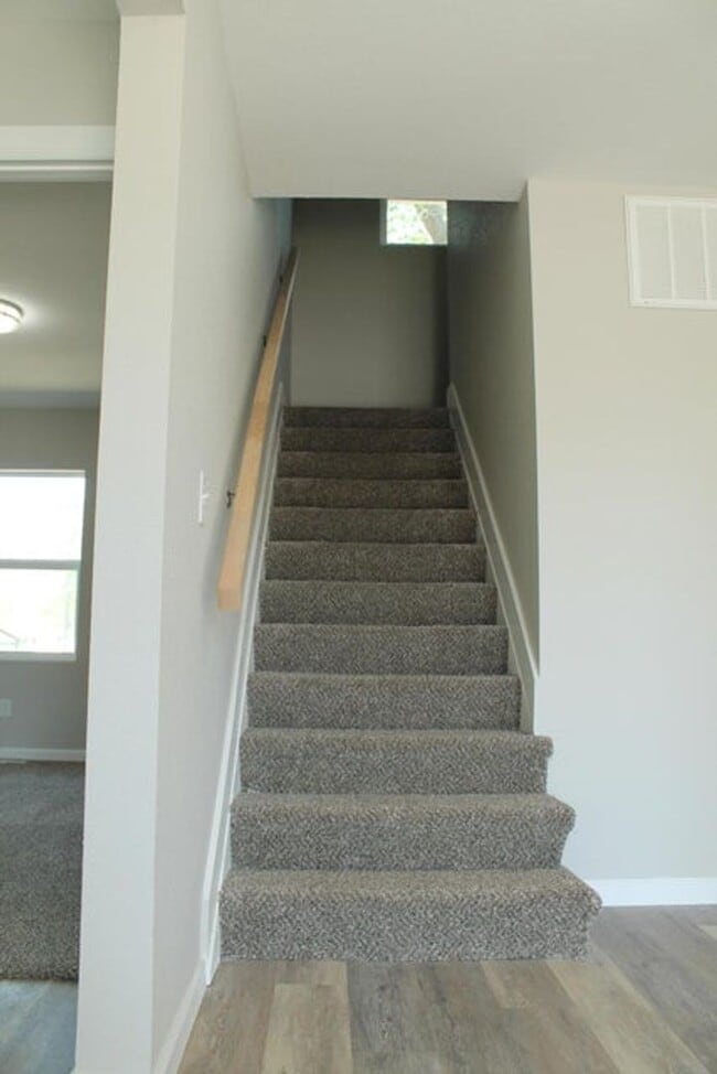 Building Photo - Modern Charm Meets Prime Location!