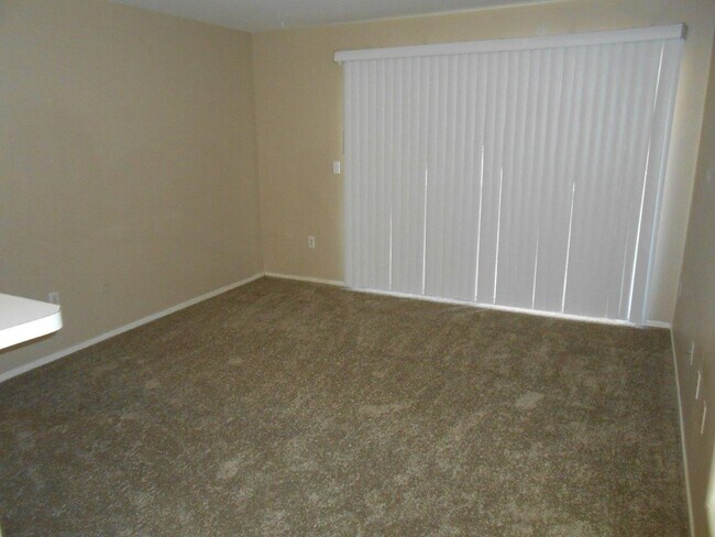 Building Photo - Spacious 2 Bedroom Condo in Gated Community