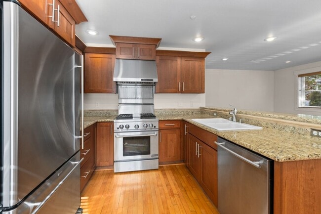 Building Photo - 2bd/1.75Ba Seattle Townhouse