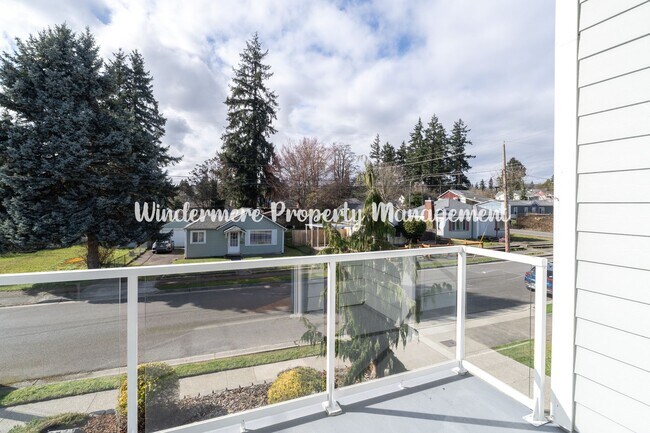 Building Photo - Beautifully Remodeled 2 bedroom in convenient location, private balcony, over sized garage, A/C a...