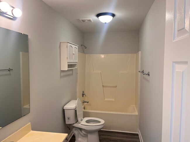 Building Photo - 3 bedroom 2 bath single family home. Fresh paint, new floors