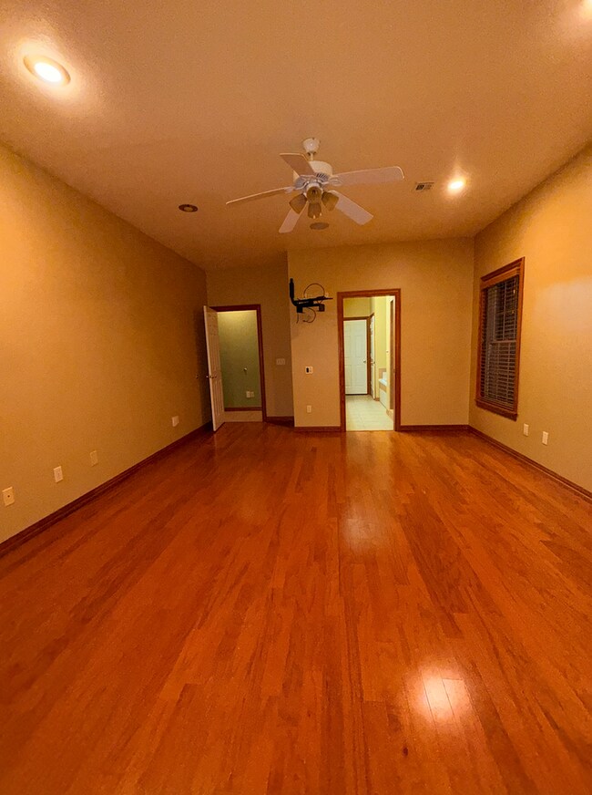 Building Photo - Spacious 3BR/3BA Home in Cave Springs with Pool