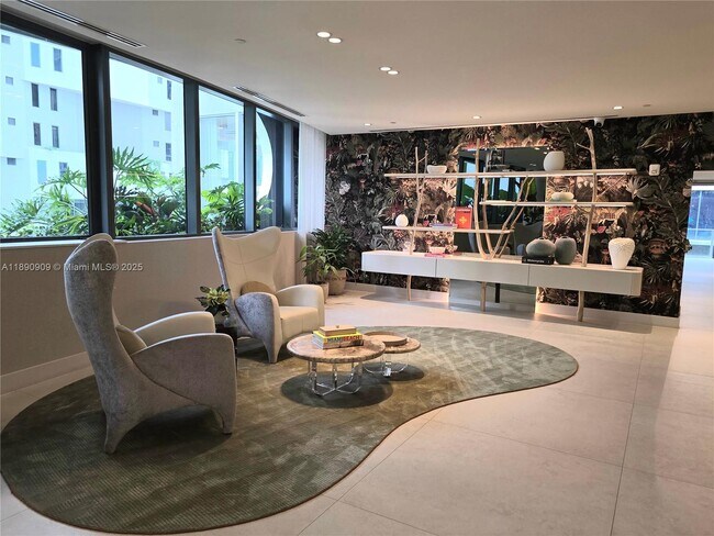 Building Photo - 700 NE 24th St