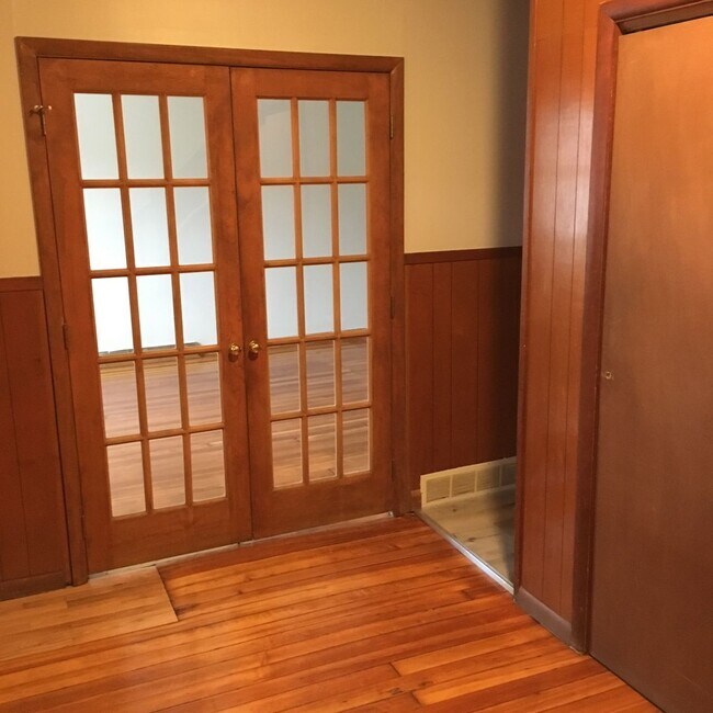 Building Photo - Nicely Remodeled 3 Bed 1.25 bath home
