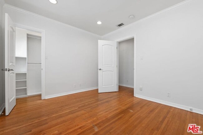 Building Photo - 2030 Kelton Ave