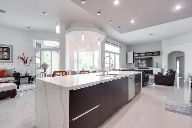 Building Photo - 2550 Jardin Manor