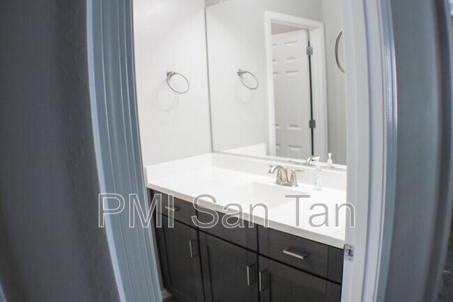 Building Photo - 4754 E Olive Ave